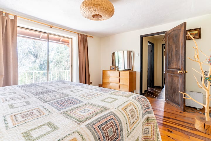 加大双人床，配有滑动玻璃门通往露台