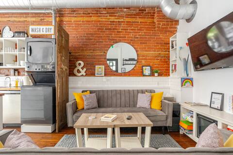 Stay Close to Orchards & Wineries in Downtown Flat