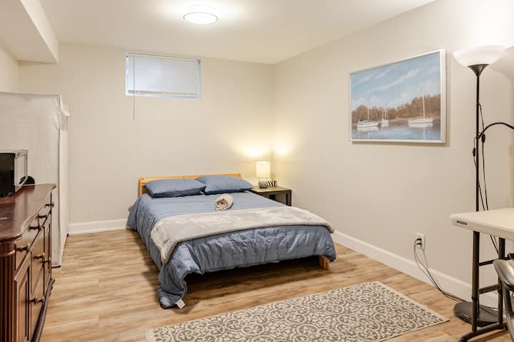 Clean Guelph Bedroom In Basement - Guelph
