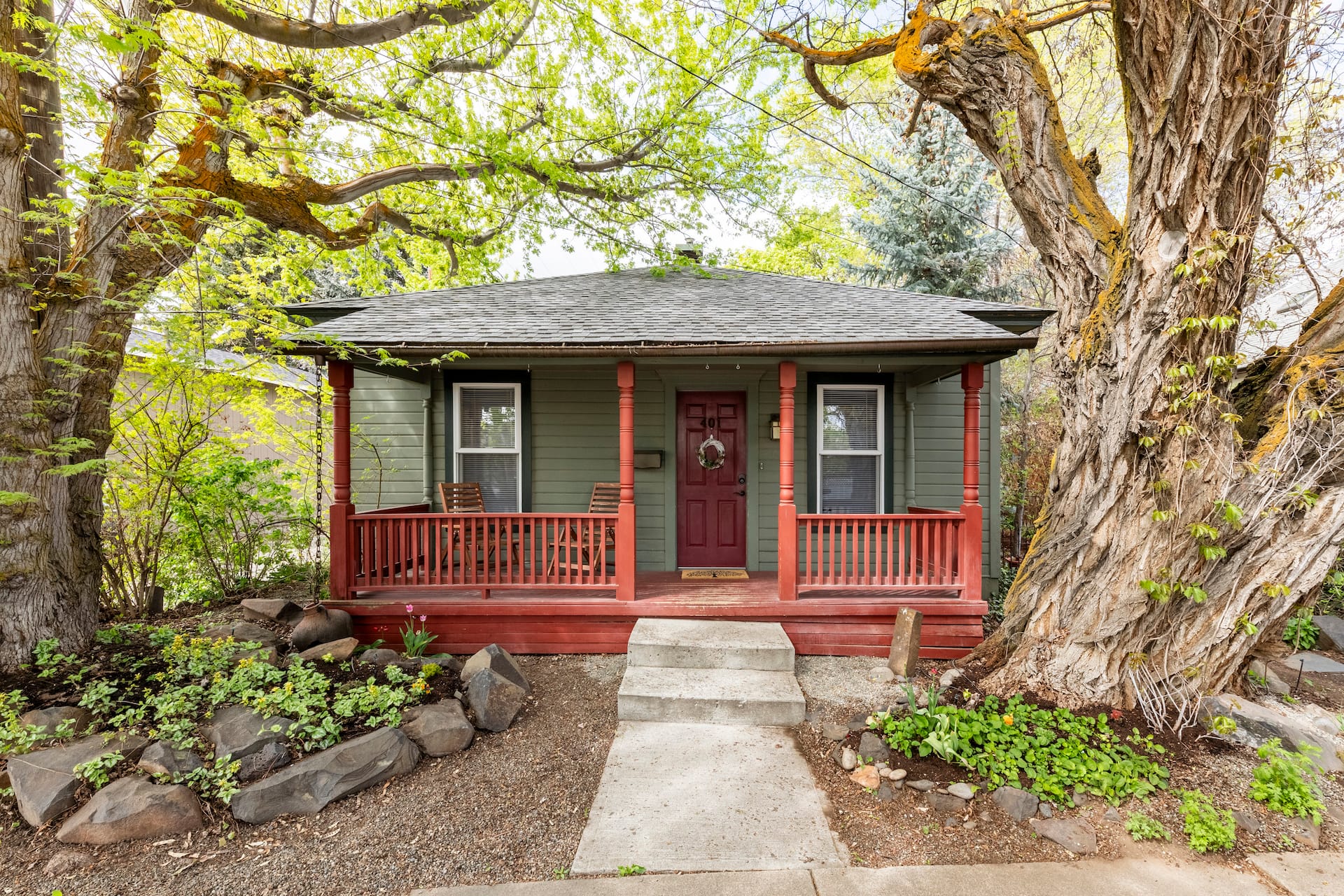 Charming Bungalow - Super Walkable - Pets Welcome
