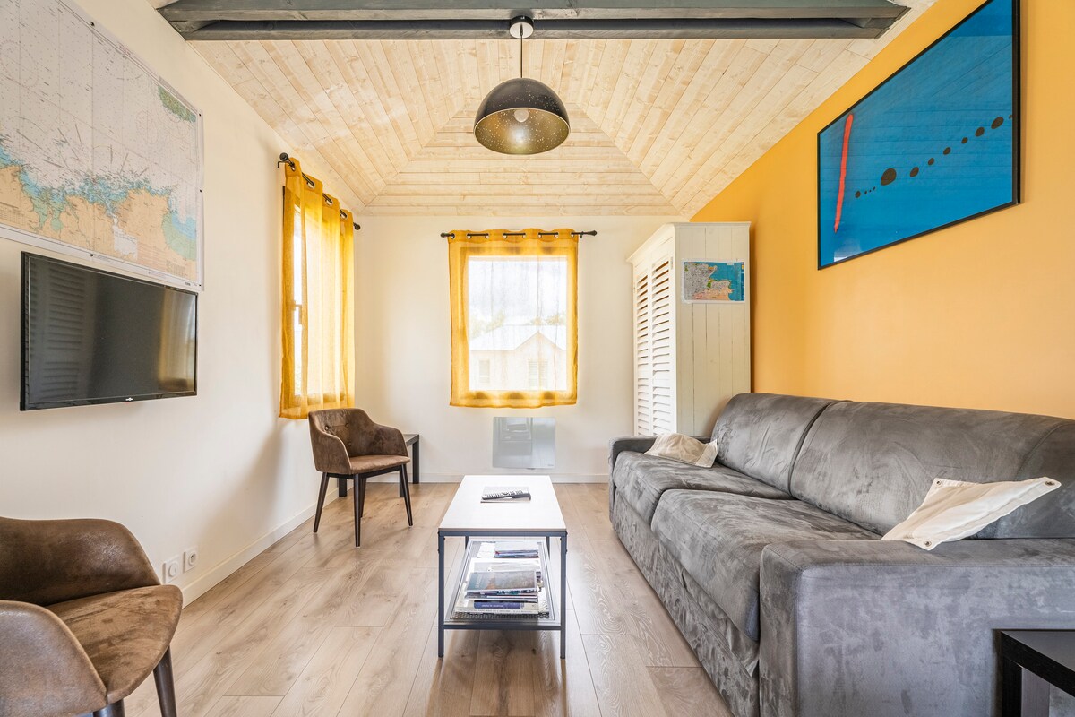 Всекидневна с разтегателен диван.