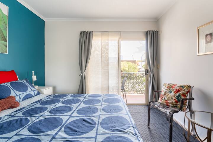 Izba 1: veľká manželská posteľ, bezdrôtová nabíjačka a prístup na balkón. S výhľadom na ulicu. K dispozícii je prenosná detská postieľka a vysoká detská stolička.