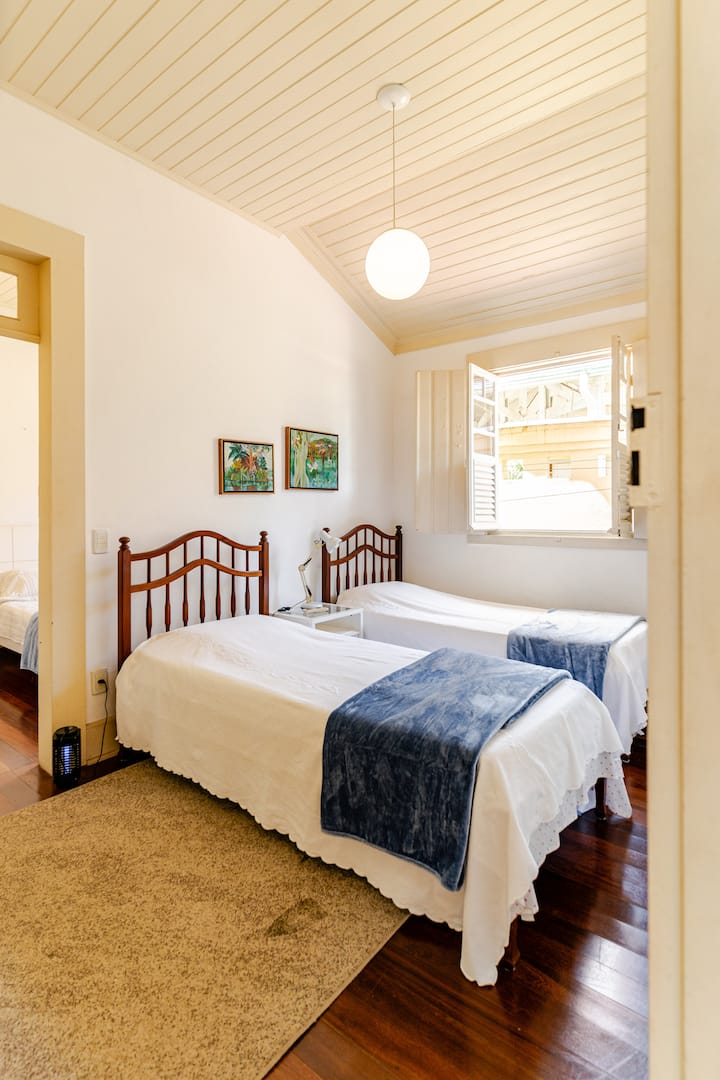 غرفة في المحرر - هذه الغرفة متصلة بالغرفة 5، وأيضًا في المبنى. يقسم الاثنان الحمام 5