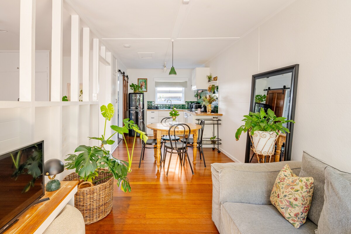 Popular Airbnb listing: Ultimate beach flat // @mrpenny.and.bill in Coolangatta