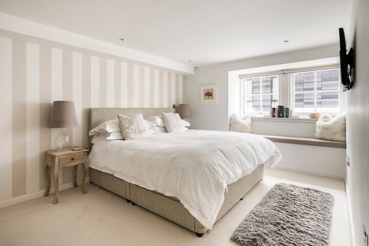 Stunning Central 2-Bed Mezzanine Apartment gallery image 3