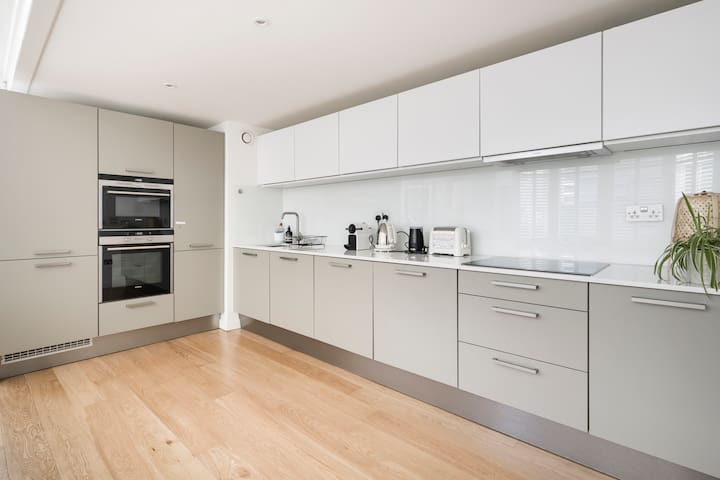 Stunning Central 2-Bed Mezzanine Apartment gallery image 4