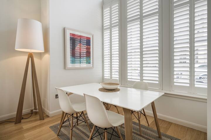 Stunning Central 2-Bed Mezzanine Apartment gallery image 2