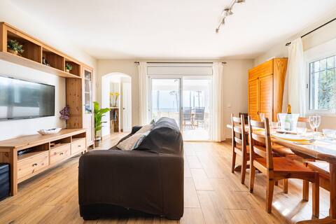 Anuncio de Airbnb popular: Large oceanfront terrace with barbecue and ford en Cambrils