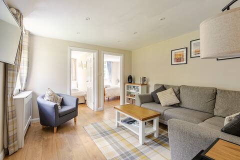 Peach Cottage, 2 Rooms with lounge by Gatwick