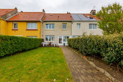 House with terraces, enclosed gardens, sea view