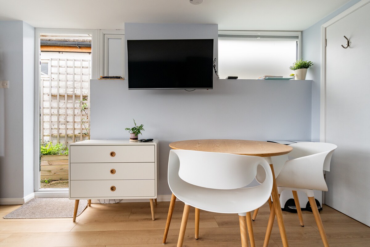 Annonce Airbnb populaire: Modern studio apartment with great views. à Blean