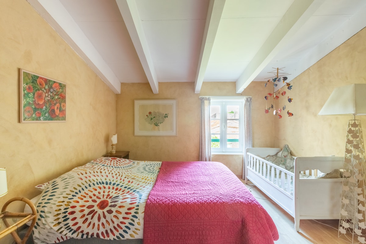 配有双人床和婴儿床的卧室