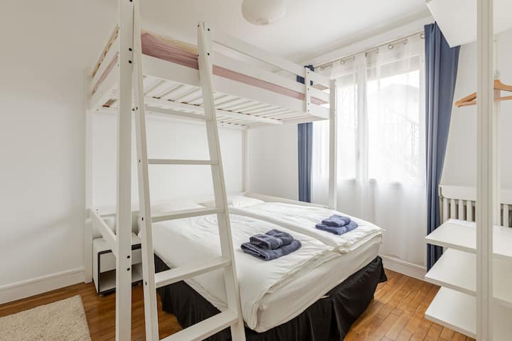 Светла соба со мезанин кревети и брачни кревети, идеална за престој со семејството или пријателите.