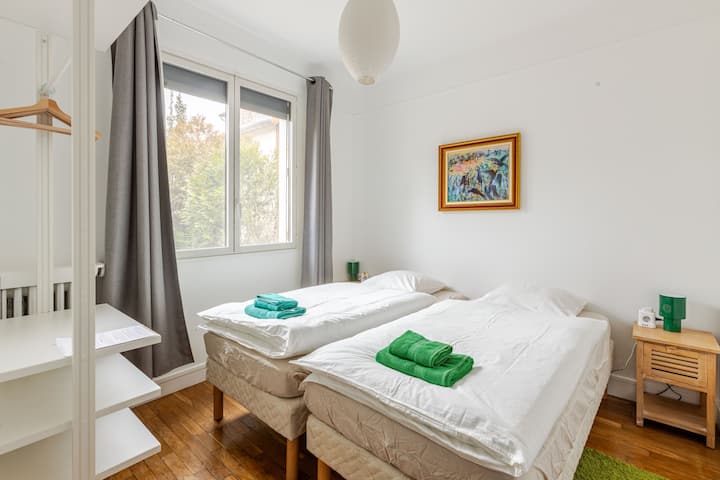 Светла спална соба со брачен кревет (180x200), модуларна во два единечни кревета за да одговараат на вашите потреби.