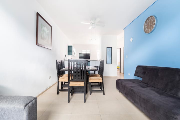 غرفة المعيشة والمطبخ.