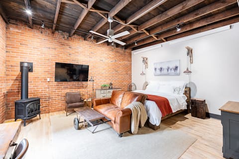 King size Industrial Studio with patio close to UW
