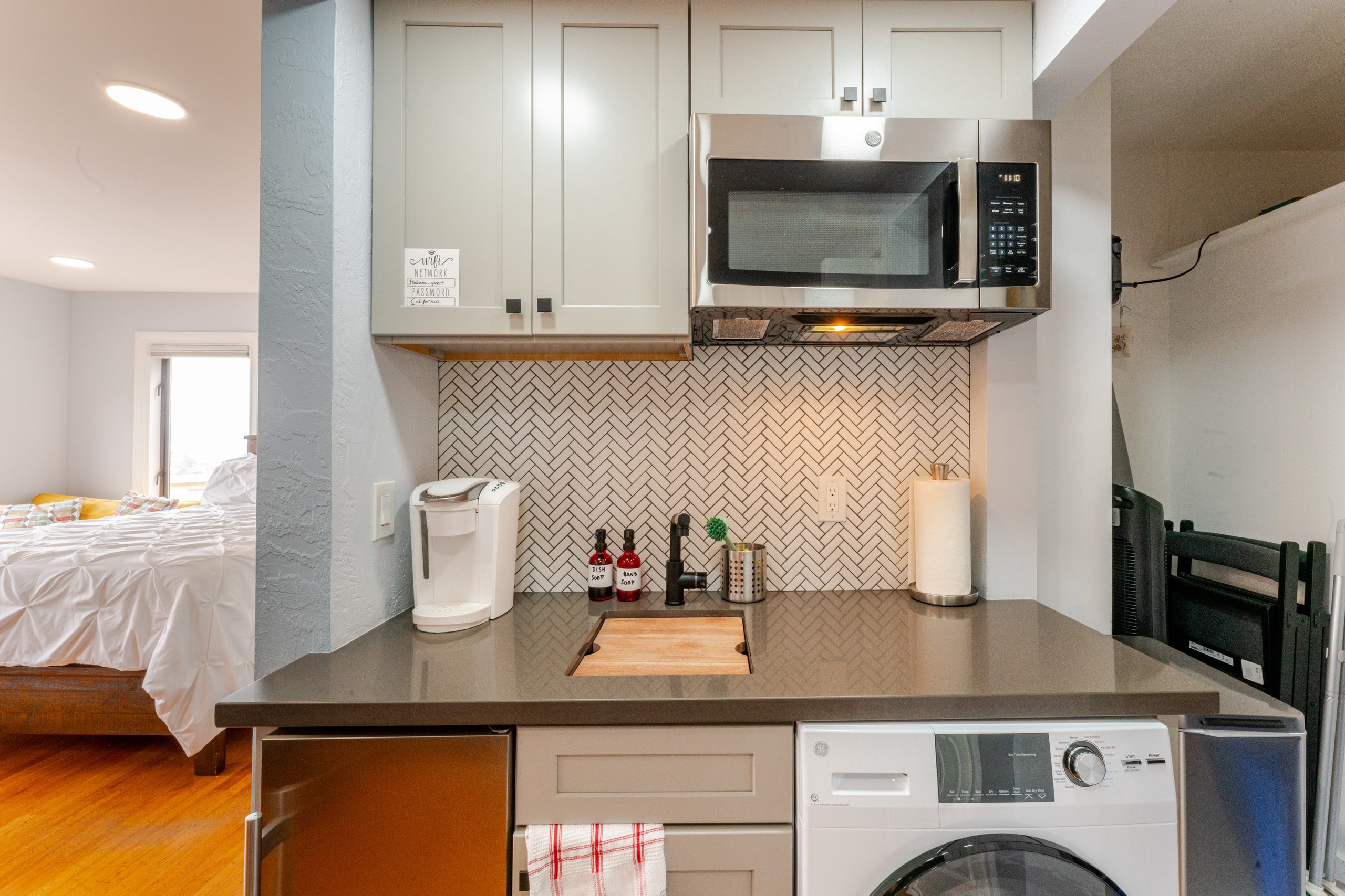 Home in San Francisco · ★4.92 · 1 bedroom · 3 beds · 1 bath - Image 4