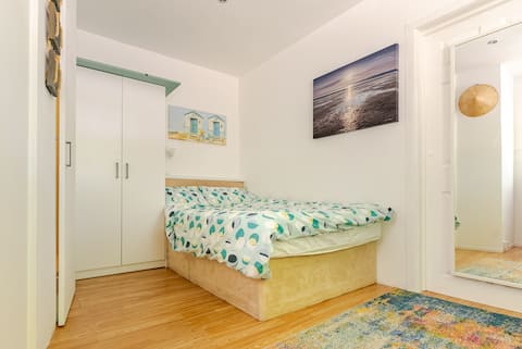 Popular Airbnb listing: Studio 15 mins walk to Bournemouth town centre in Bournemouth, Christchurch And Poole