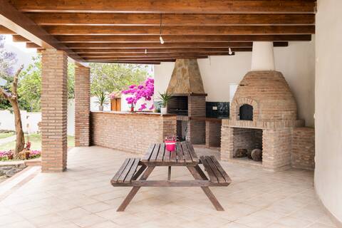 Rural courtyard with jacuzzi in the heart of nature-Orgiva