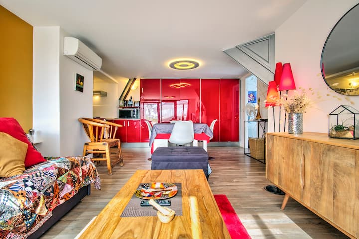 Ხედი შესასვლელიდან, უკანა საგარდერობო ოთახში , საძინებლის შესასვლელი მარჯვნივ. Მარცხენა მხარეს, სამზარეულოსა და სააბაზანოს შესასვლელი აღჭურვილია.