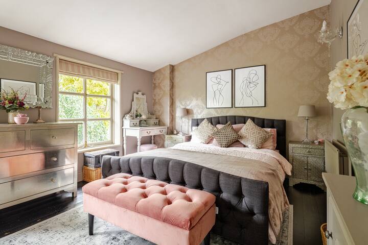 Quaint Victorian Terrace House by the River Thames gallery image 2