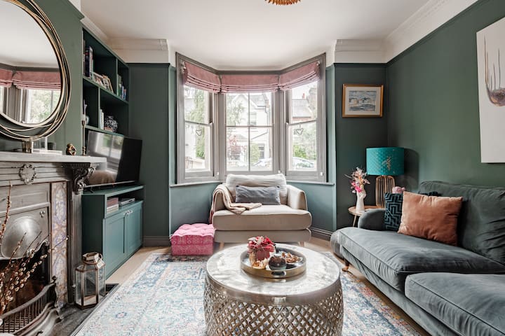 Quaint Victorian Terrace House by the River Thames