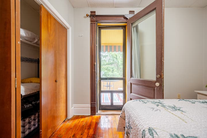 ระเบียงกลมเปิดจากห้องนอนโดยตรง