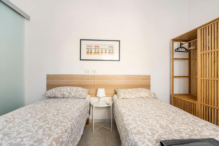 De twee bedden kunnen een comfortabel tweepersoonsbed worden