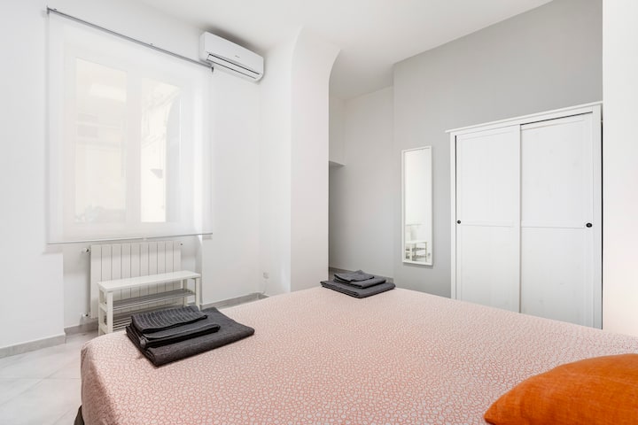 De kamer is zeer ruim opgezet en biedt comfortabel plaats aan een wiegje op aanvraag