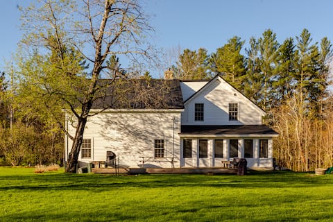 Cozy & Updated Year-Round Farmhouse -Kid Approved!