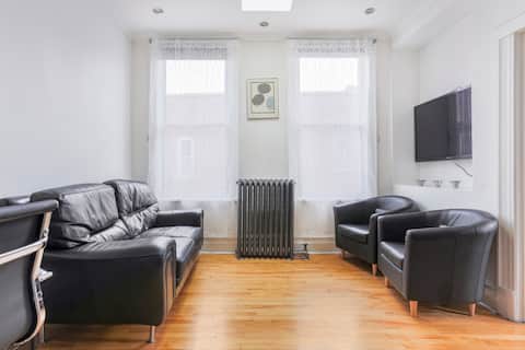 Popular Airbnb listing: Upper duplex for rent in Côte Des Neiges–Notre Dame De Grâce