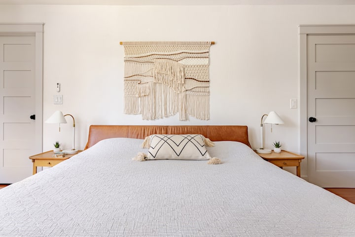 ห้องนอนหลักมีที่นอนขนาดคิงไซส์ใหม่เอี่ยม