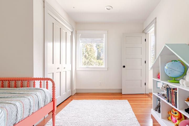 ห้องนอนที่ 3 มีเตียงคู่ ของเล่น และหนังสือสำหรับเด็ก