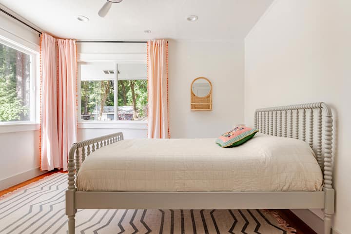 ห้องนอนที่ 2 มีเตียงขนาดใหญ่พร้อมที่นอนเมมโมรี่โฟม