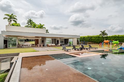 Luxury House in Cerritos, Pool and Jacuzzi