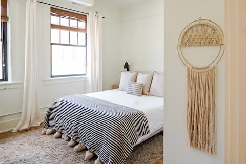 The Tailor's Loft, 1 bdrm apt. in Downtown Geneva