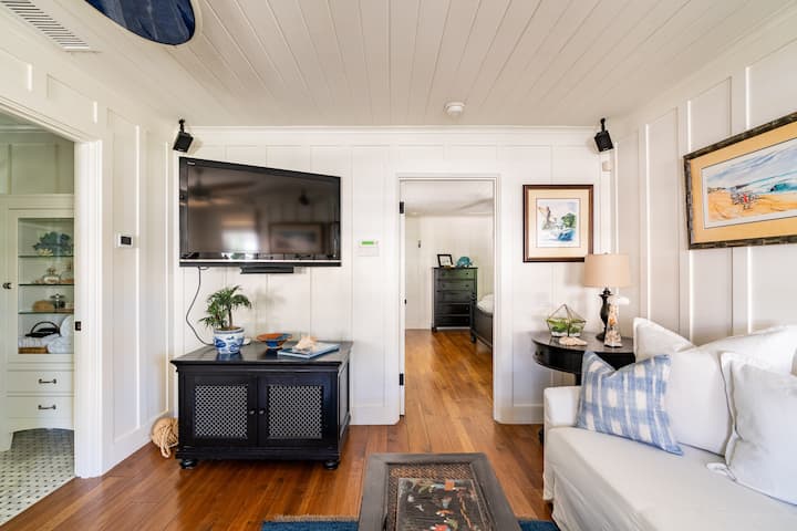 Spacious Tranquil Guest House - Sinaloa Lake, CA