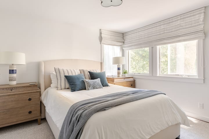 Hlavná spálňa. Tichá a súkromná s vynikajúcim matracom Queen a posteľnou bielizňou.