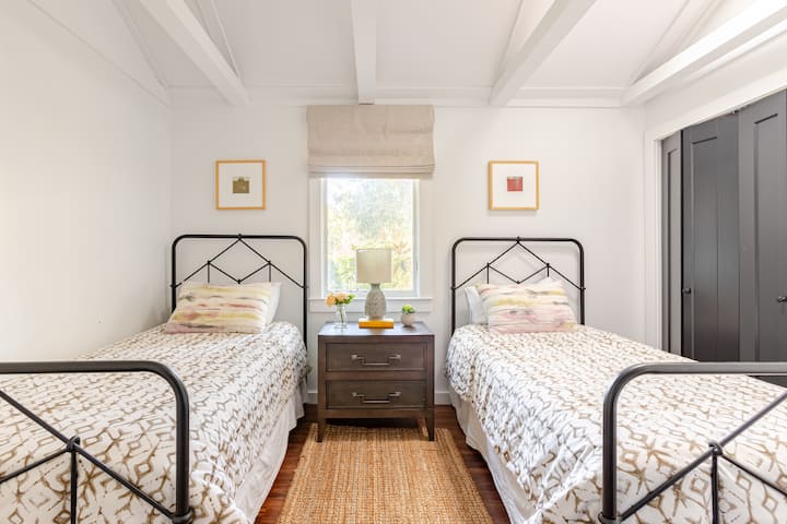 Druhá spálňa. Dve štandardné samostatné postele s vynikajúcimi matracmi a posteľnou bielizňou. Spoločná komoda.