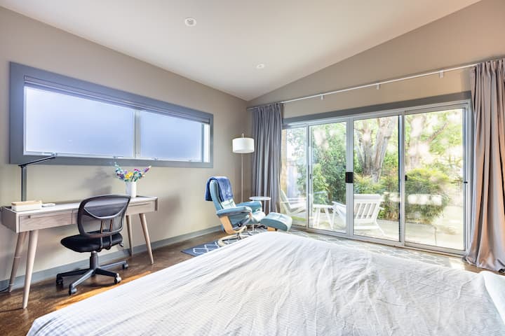 从卧室到后院可欣赏美景。 为了保护隐私，请务必遮阳帘。 这张照片中的椅子已更新为新的Herman Miller办公椅。