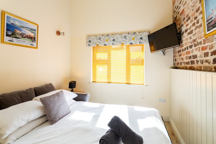 ห้องน่ารักนี้นอนได้ 2 คนบนเตียงโซฟาที่นอนสบายอยู่ห่างจากห้องนั่งเล่น 