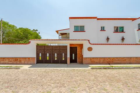 Great colonial house on Cheese and Wine Route