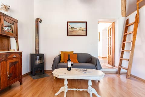 Popular Airbnb listing: Oliveira's Little House in Aljezur