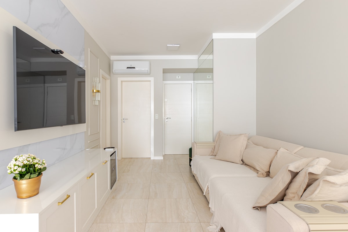 Imóvel de sucesso: Spacious apartment with excellent location in Meia Praia em Itapema