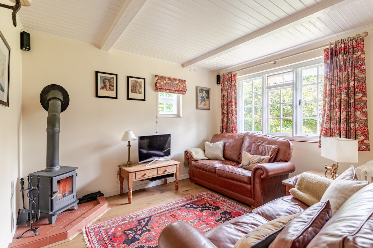 Popular Airbnb listing: Lymington Cottage c1908. New Forest National Park in Lymington And Pennington