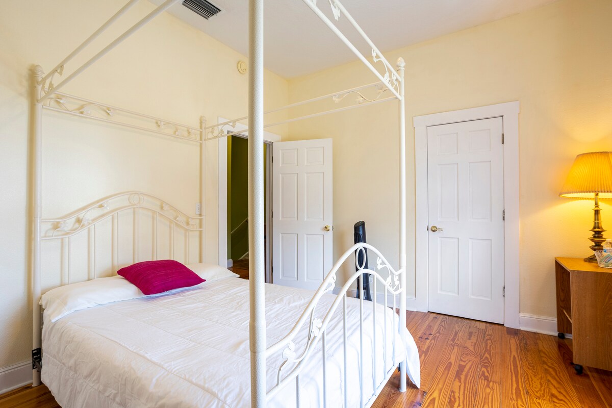 Просторна спалня с двойно легло