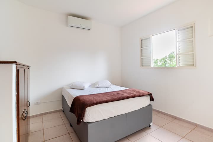 我们的公寓01配备标准双人床的双人卧室 