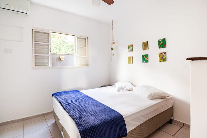 我们的公寓04配备标准双人床的双人卧室 