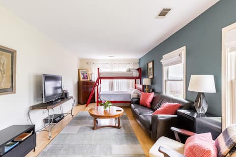 Popular Airbnb listing: Swiss Ave Historic District Garage Apt in Dallas