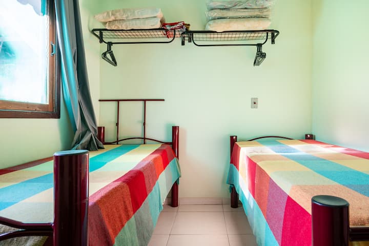 Kamer 2) Twee eenpersoonsbedden kunnen worden omgezet in 1 stapelbed, Araras hanger om kleding op te hangen.